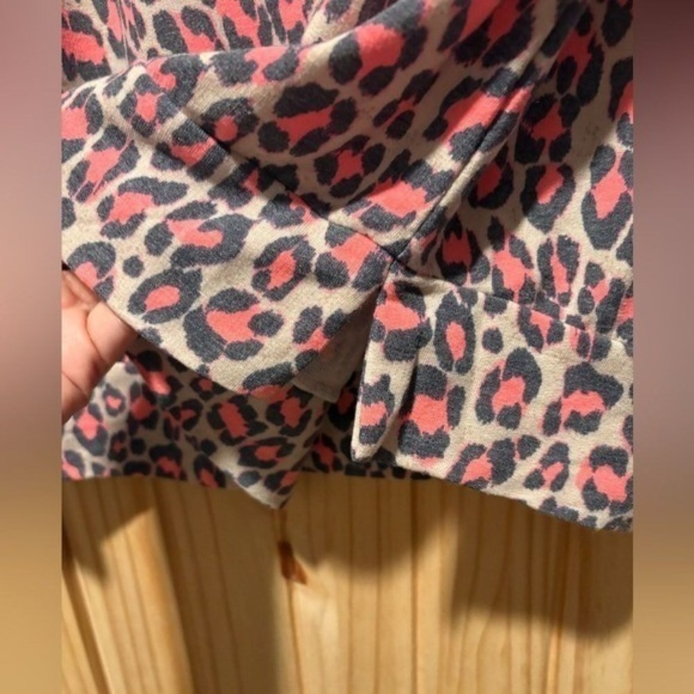 Dear Scarlett Leopard Print Logo Sleeve Top Size Medium Boutique Animal Print - Picture 6 of 6